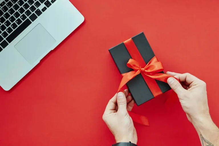 Holiday Gift Shopping Guide on a Budget